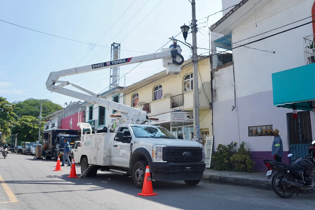 Sustituyen luminarias en calles Sabali y Carrizal