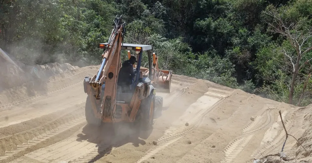 Dirección de Obras Públicas de Huatulco realiza trabajos de rehabilitación en la red de agua potable para beneficio de seis colonias
