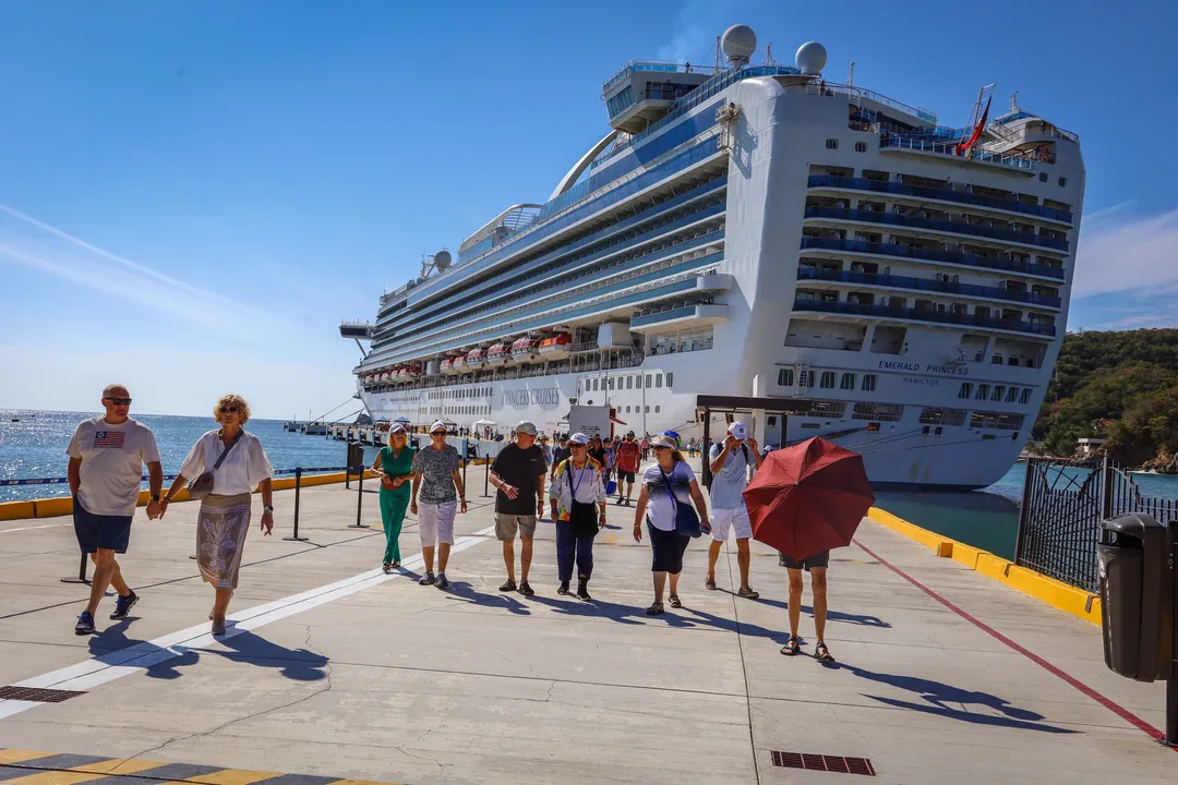Huatulco Welcomed the Emerald Princess