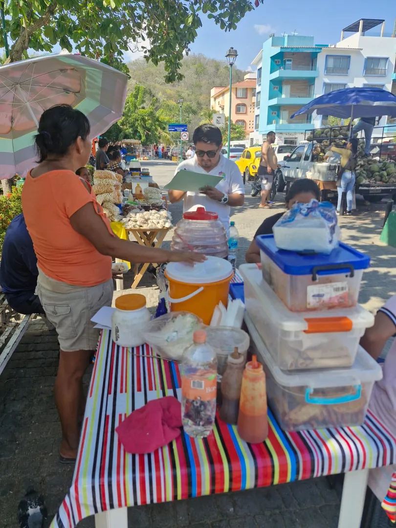 Imagen de Notifications Begin to Strengthen Commercial Order and Urban Image in Santa Cruz Huatulco