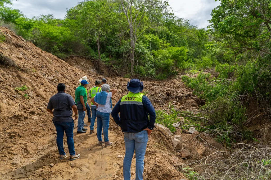 Imagen de Supervision of Roads Affected by Hurricane Erick