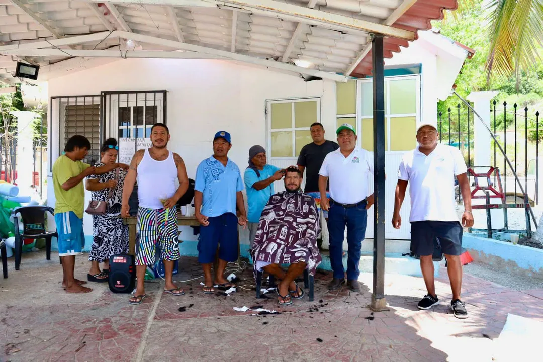 Haircuts for the Fishing Community of Santa Cruz Huatulco