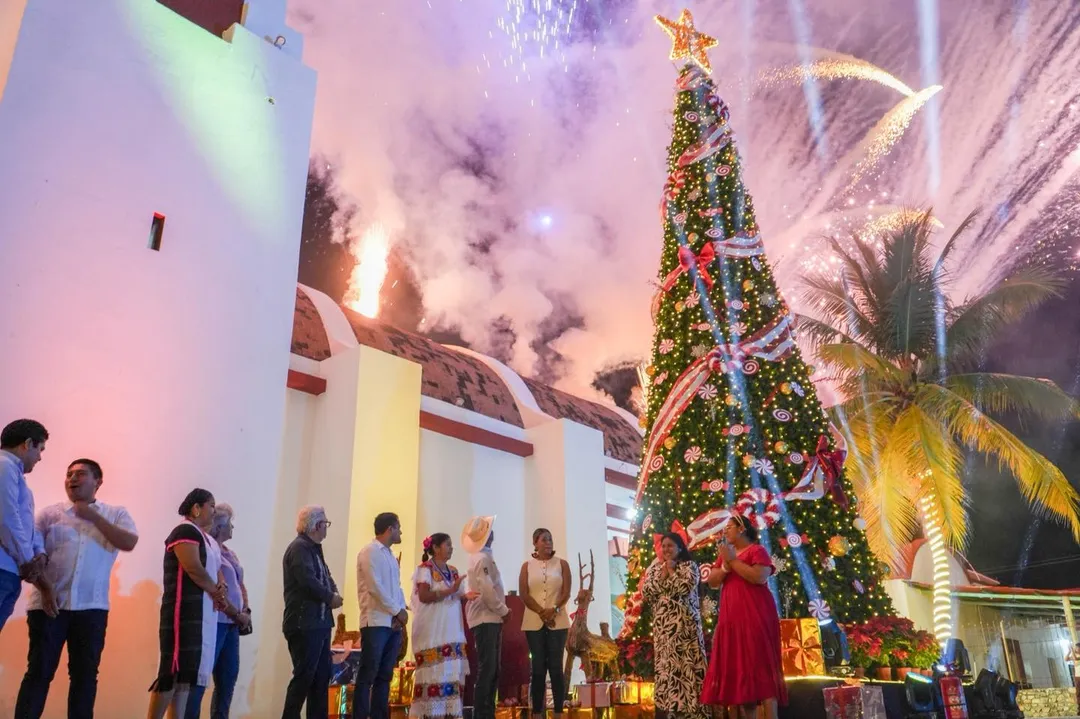 Santa María Huatulco: Gran encendido de pino navideño