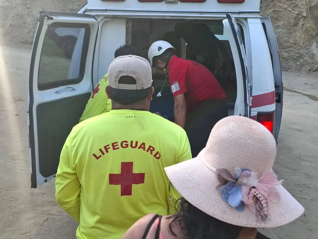 Civil Protection of the Government of Huatulco Rescues a Tourist from Drowning in Maguey Bay