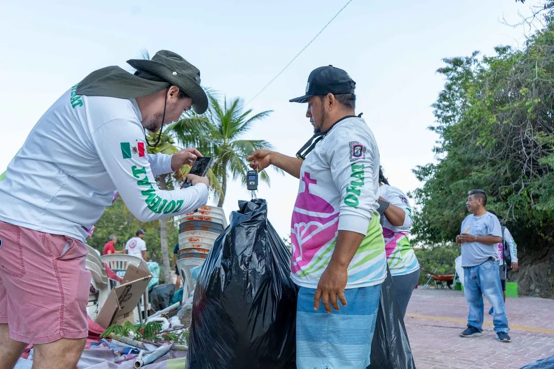 Santa Cruz Huatulco: Cleanup at La Entrega Beach