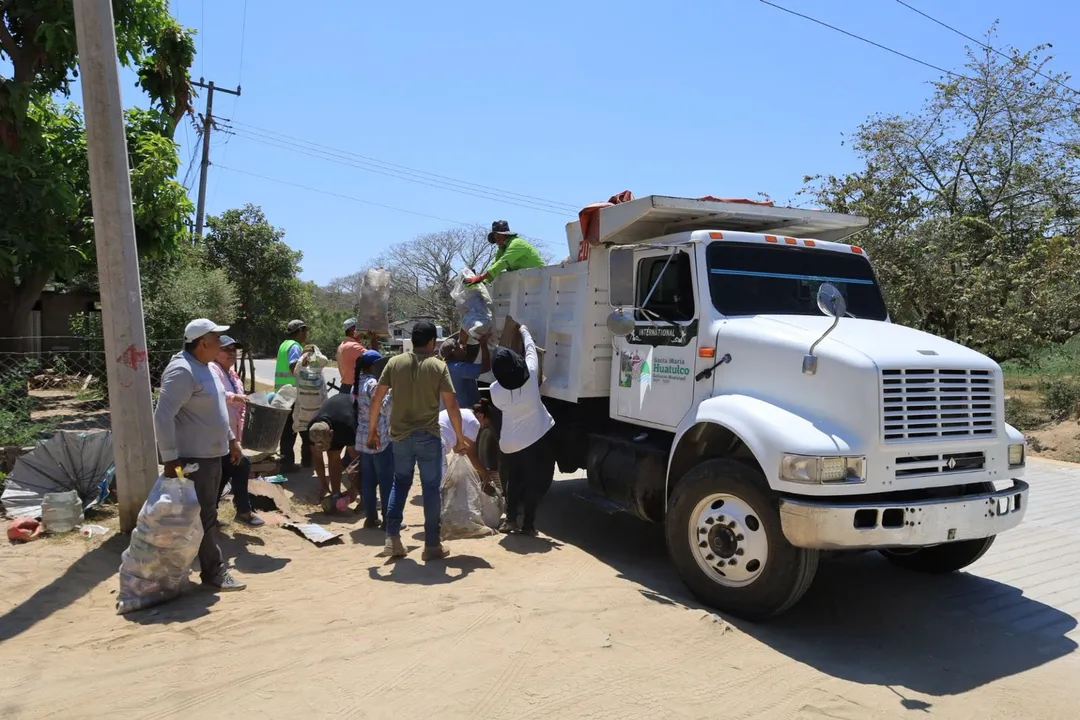 Junk Removal Campaign Continues in Santa María Huatulco