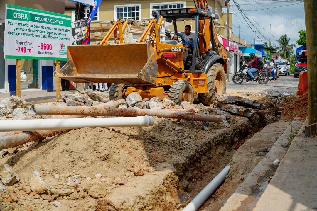 Rehabilitando la red agua potable en calle Vicente Guerrero