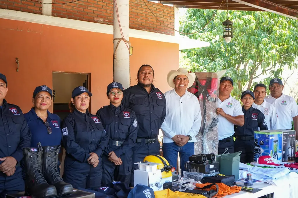 Reforzamos con equipo al personal de Protección Civil y Bomberos de Huatulco