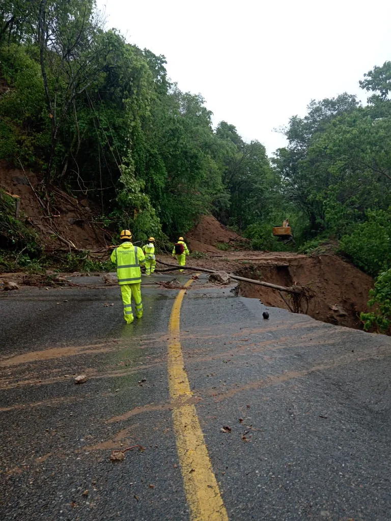 Emergency in Huatulco: Municipal Government Attends to Areas Most Affected by Hurricane Erick