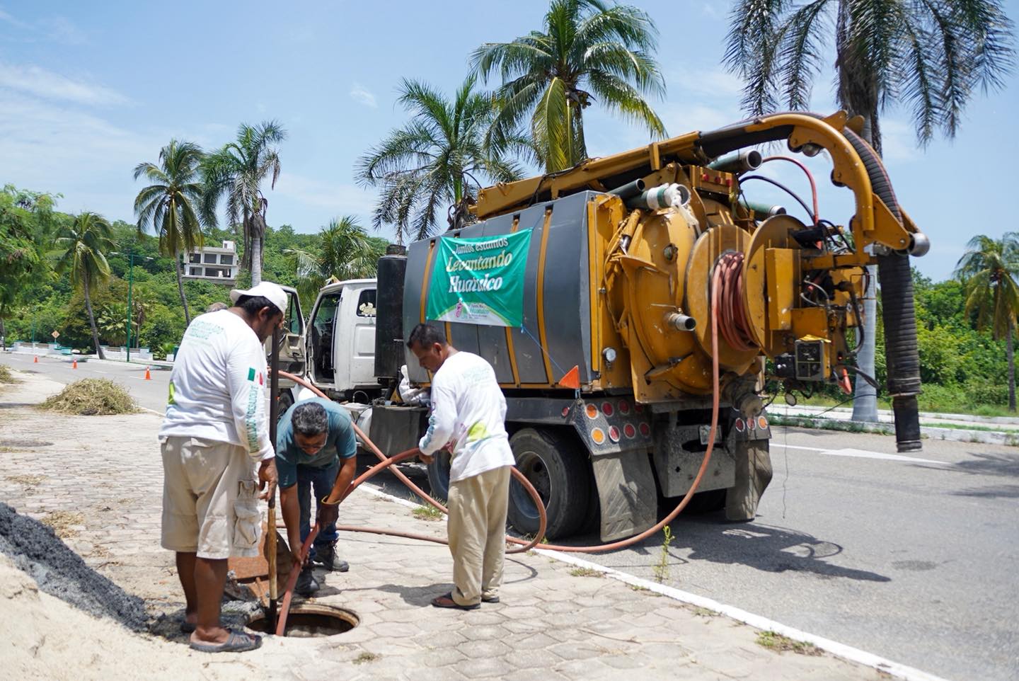 Trabajos de desazolve en Boulevard Benito Juárez 