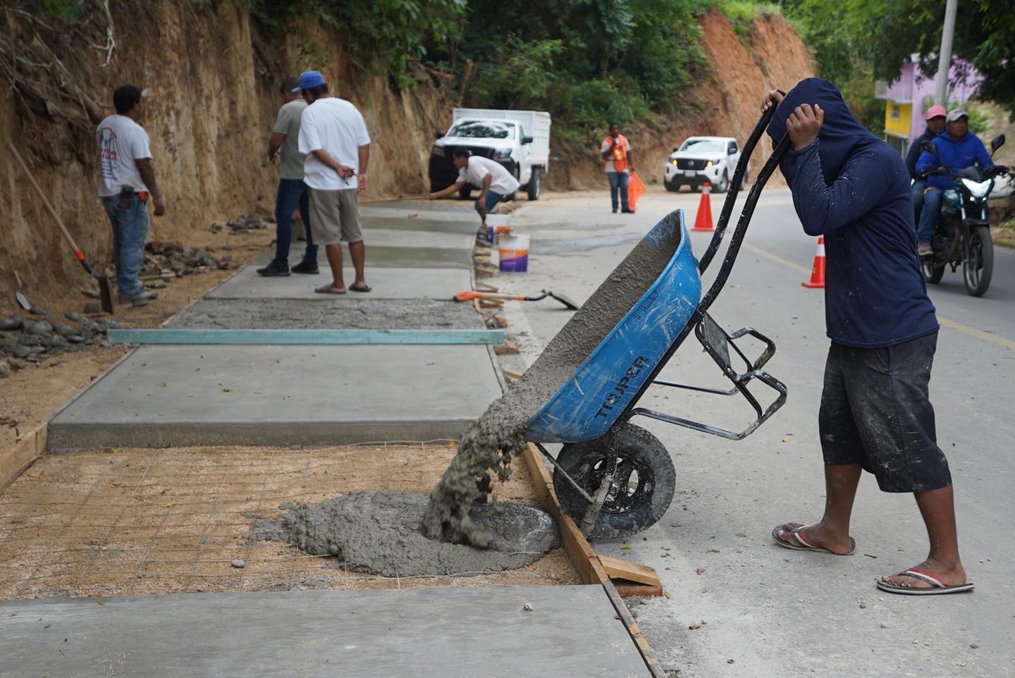 Sidewalk Paving Progresses in La Herradura