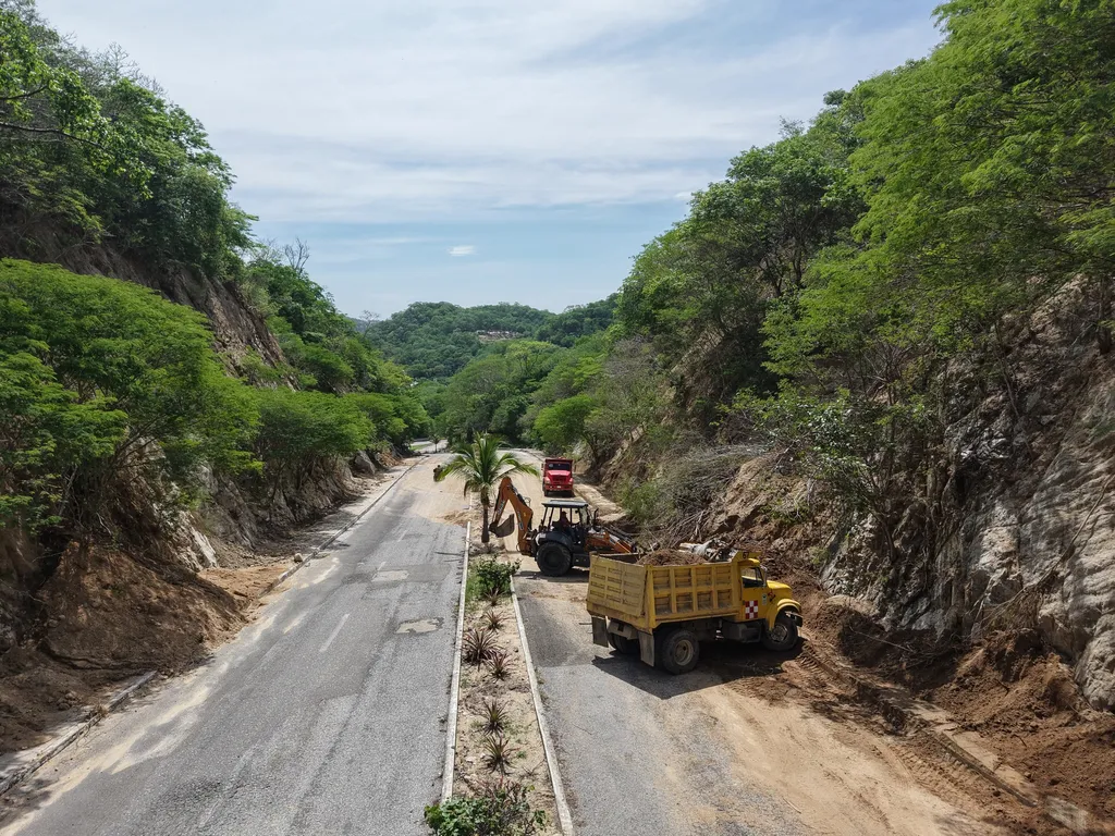 Imagen de Santa Cruz: United in the Reconstruction of Huatulco