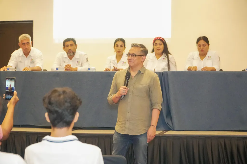 Imagen de Inspiración que deja huella: Fernando Platas comparte su historia con las juventudes de Huatulco