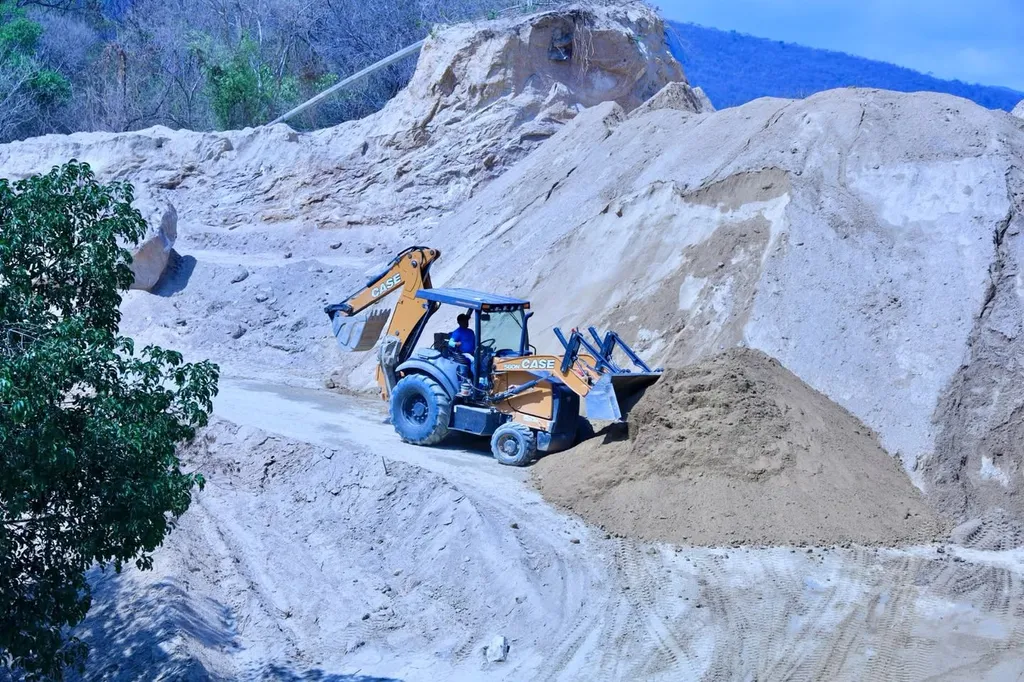 Obras Públicas avanza en compactación de calle que unirá colonias Unidad Deportiva y Guarumbo