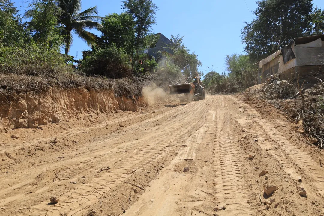 Imagen de Continúan trabajos de rastreo y rehabilitación de vialidades en Santa María Huatulco