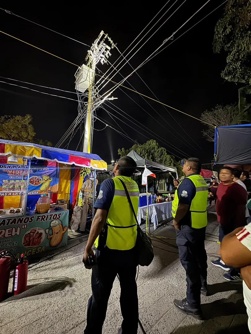 Imagen de Civil Protection Responds to Transformer Short Circuit in Downtown Santa María Huatulco