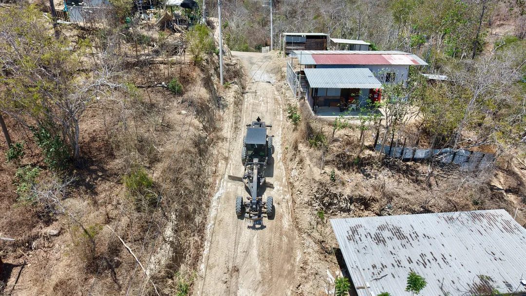 Continúan trabajos de rastreo y rehabilitación de vialidades en la agencia de Santa Cruz Huatulco