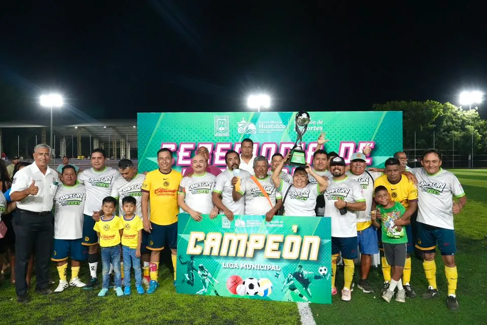 Imagen de ¡Esta noche se vivió una gran final de fútbol categoría Master en Huatulco!