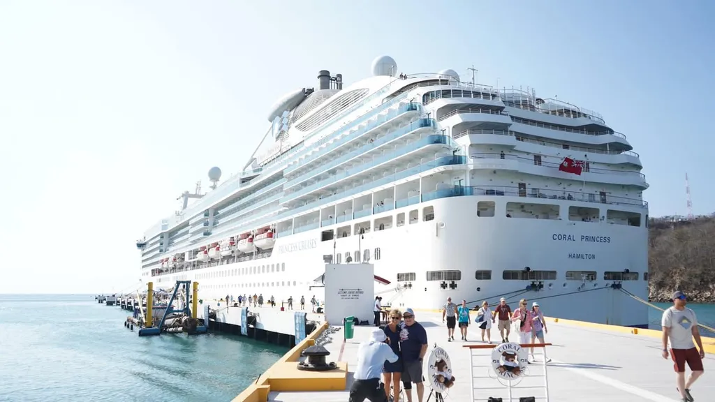 Huatulco Welcomes the Coral Princess Cruise