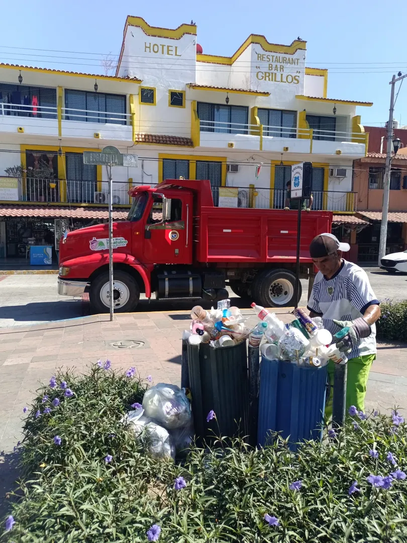 La Crucecita: Municipal Agency Brigade Joins Cleaning Efforts in Central Park