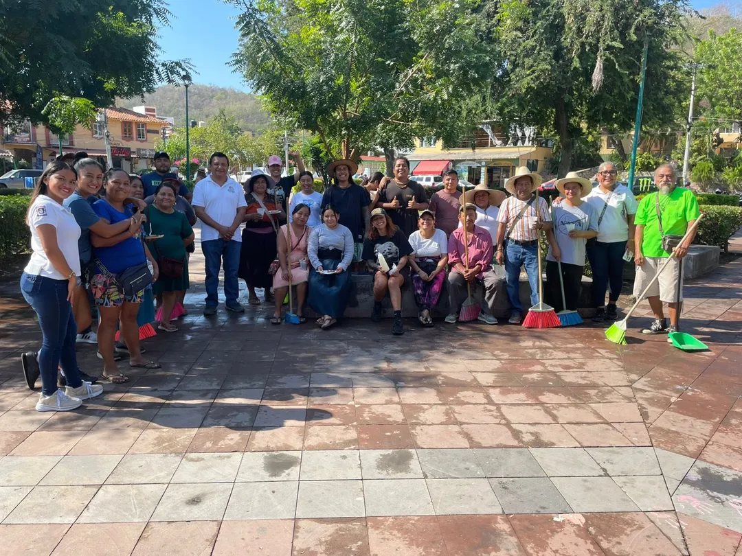 Imagen de Cleaning Efforts in Central Park, La Crucecita