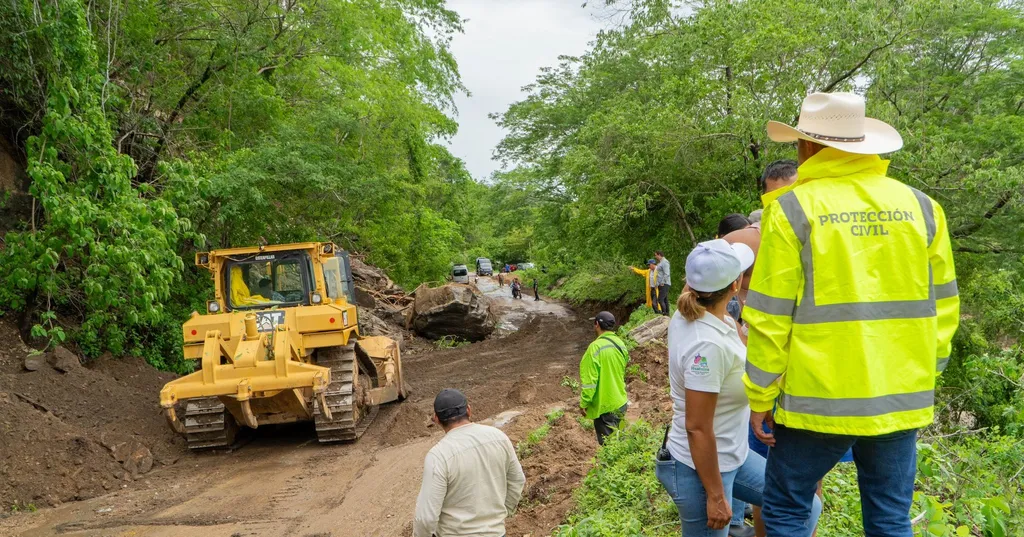 De forma inmediata escuchamos y atendemos las afectaciones sufridas en Puente Coyula tras el Huracán Erick