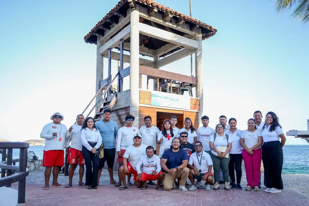 Huatulco refuerza la seguridad en playas con certificación y capacitación a guardavidas y prestadores turísticos