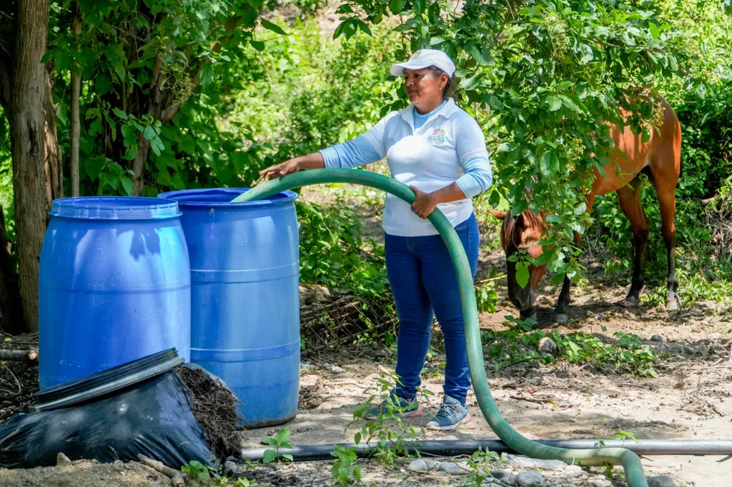 Imagen de Delivery of Drinking Water in Affected Areas of Coyula