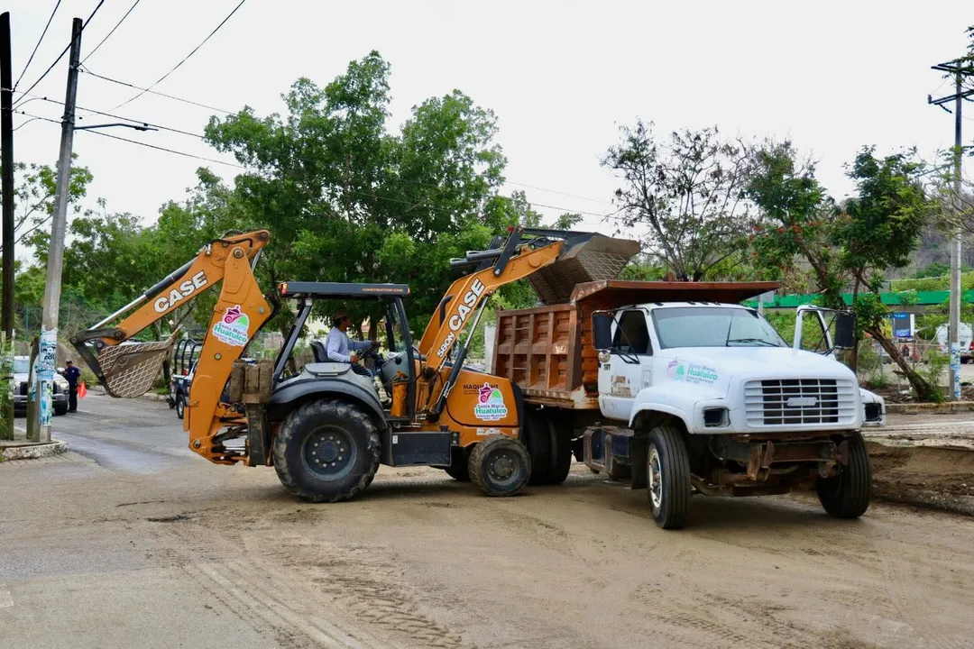 Trabajos de limpieza y retiro de material en vialidades en la agencia municipal de Santa Cruz Huatulco