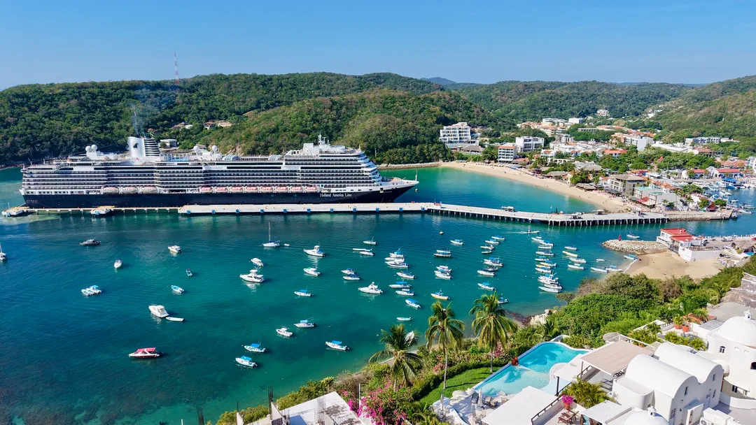 Huatulco recibe al crucero Koningsdam
