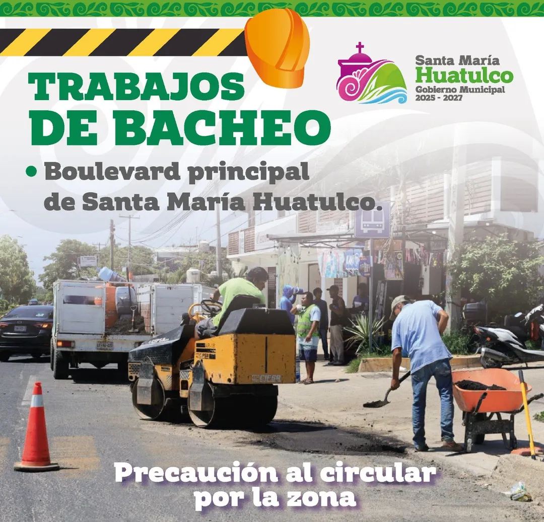 Se realizan trabajos de bacheo en el boulevard principal de Santa María Huatulco