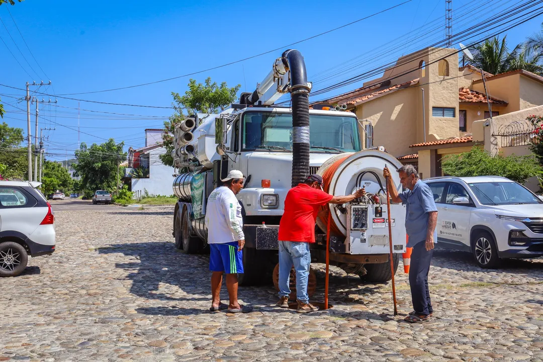 Continúan los trabajos de desazolve en Santa Cruz Huatulco