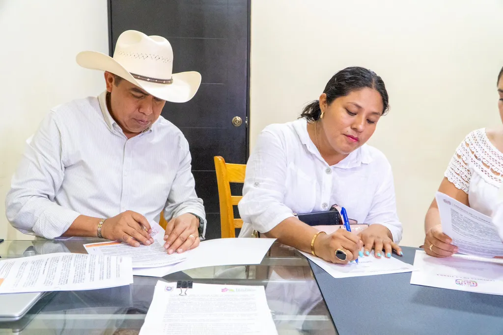Together promoting the regularization of land tenure in Huatulco!
