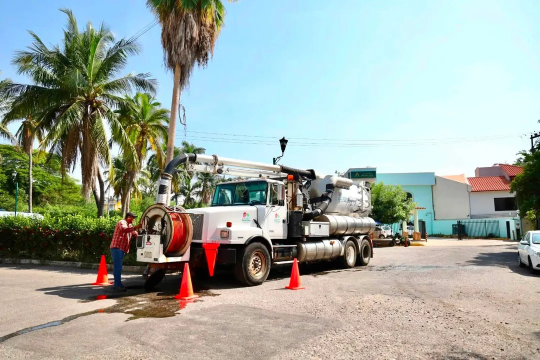 Desilting Work Continues in Huatulco