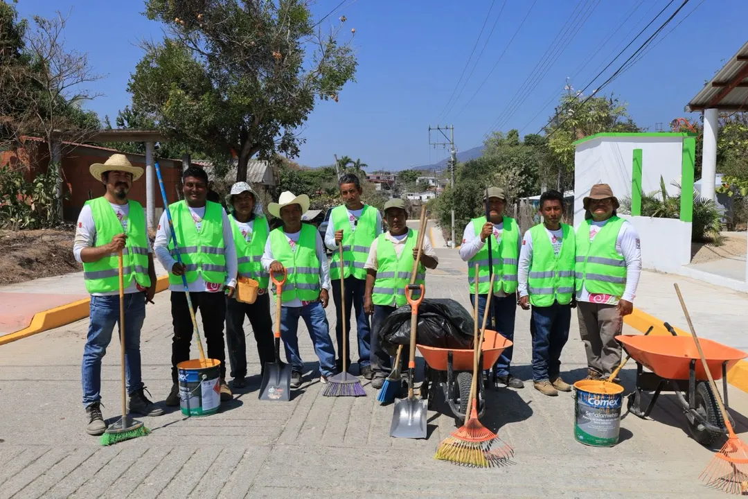 Cleaning and Painting of Curbs in La Gradera Neighborhood