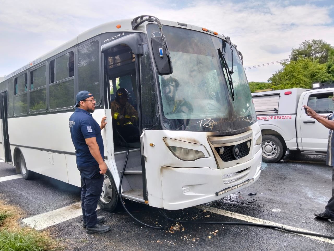 Imagen de Timely Response to Public Transport Fire in Huatulco