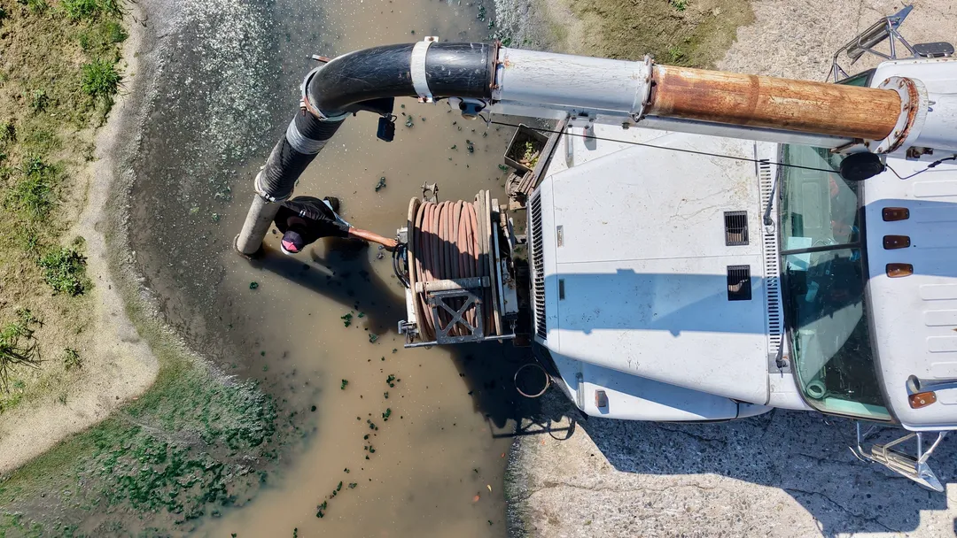 Se realizan labores de desazolve en el canal pluvial Chahué