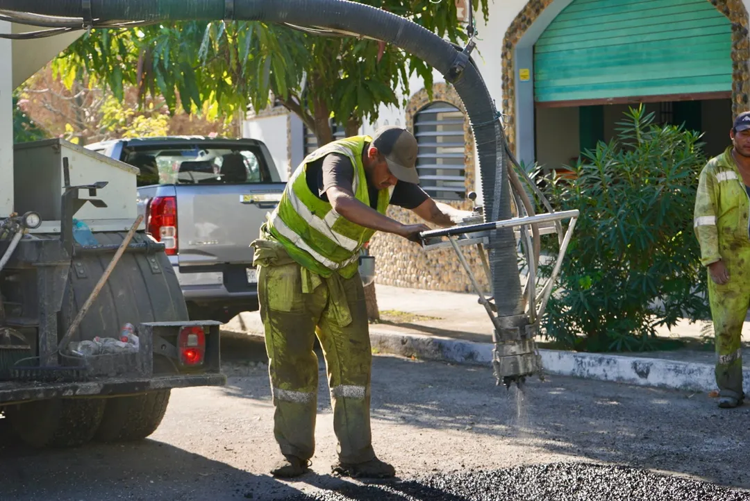 Continúan Trabajos de Bacheo 