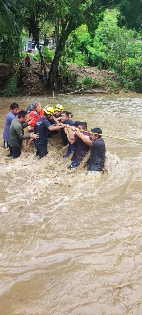 Imagen de Successful Evacuation of Elderly Woman in Puente de Coyula