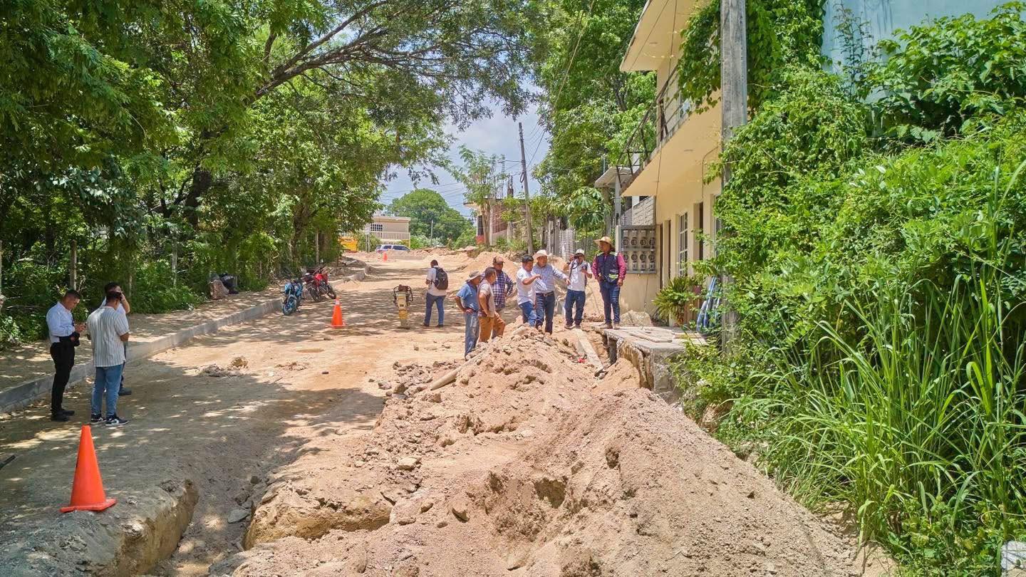 Supervisan avances de obra en Barrio Guarumbo