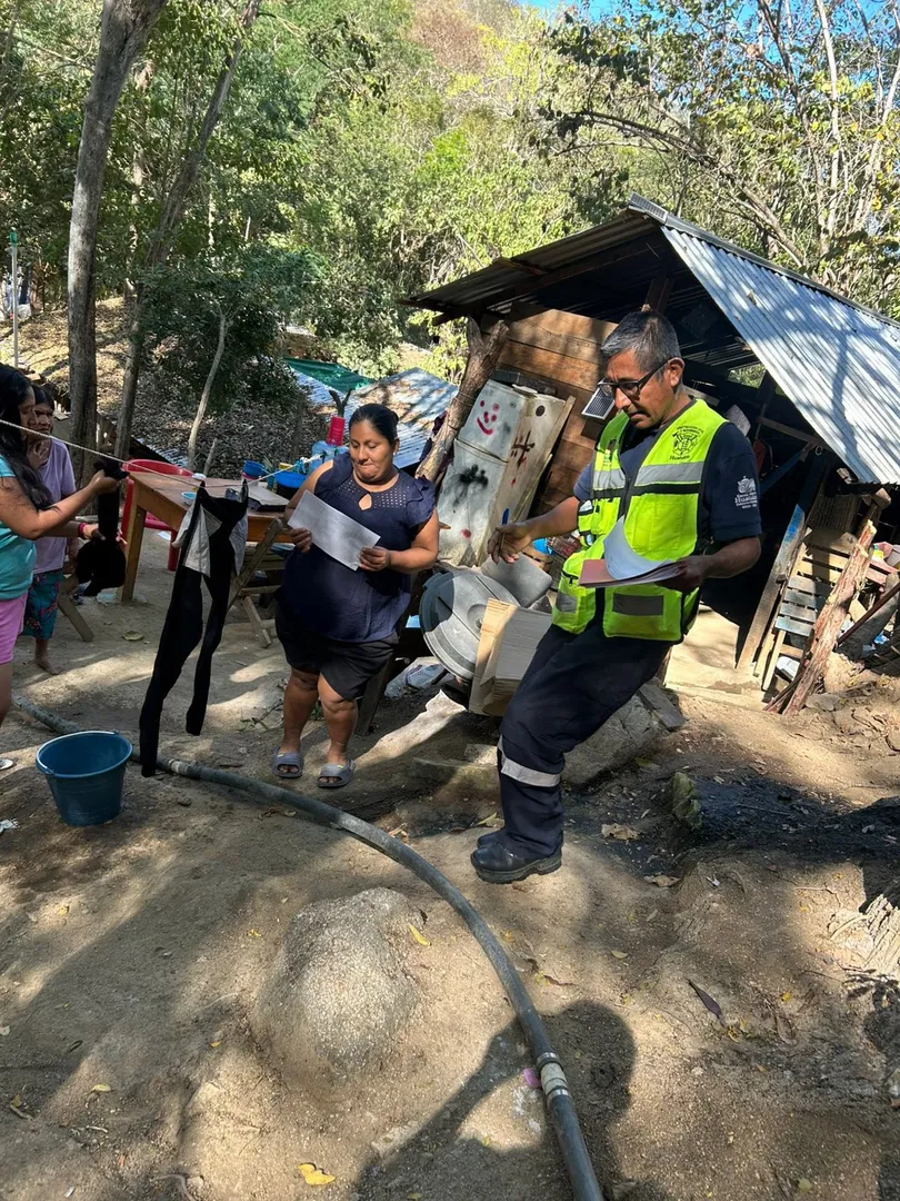 Gobierno de Huatulco notifica a viviendas en zonas de riesgo para prevenir incidentes