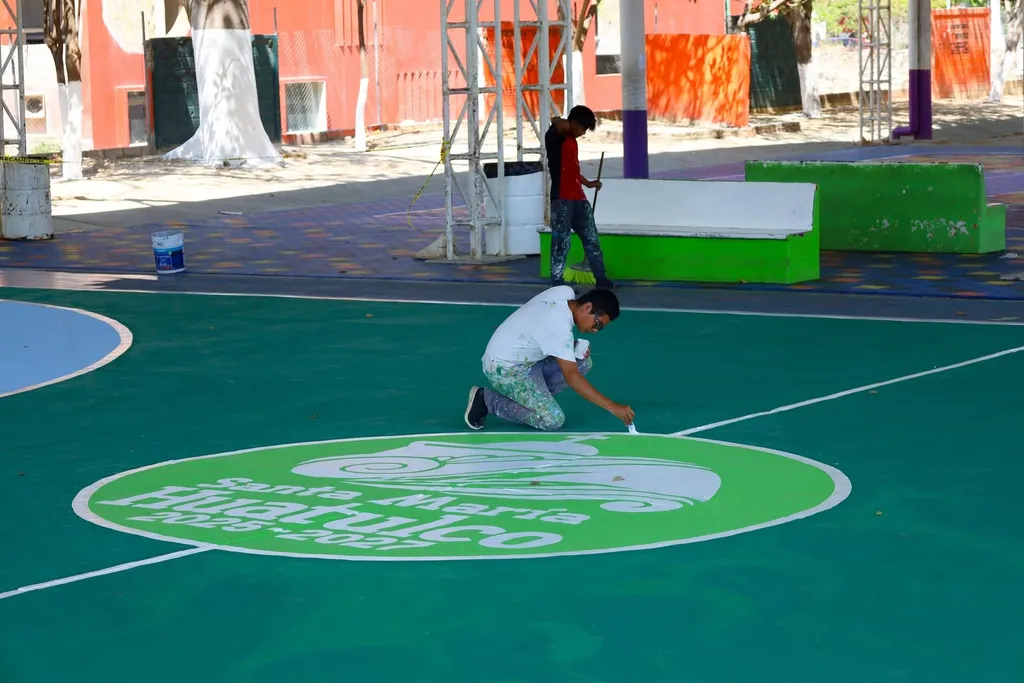 La Crucecita Sports Unit Receives Rehabilitation of the Painting of its Basketball Court