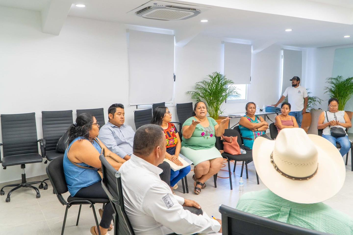 Atendiendo solicitudes de vecinos del sector H2