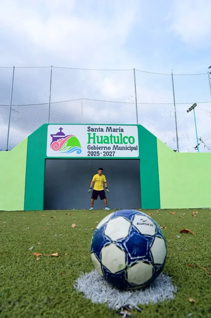 Servicios Municipales rehabilita canchas de fútbol rápido en Santa Cruz y Santa María Huatulco
