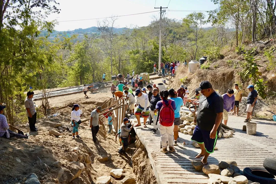 Tequio de pavimentación: colado de calle en la Colonia Pescadores