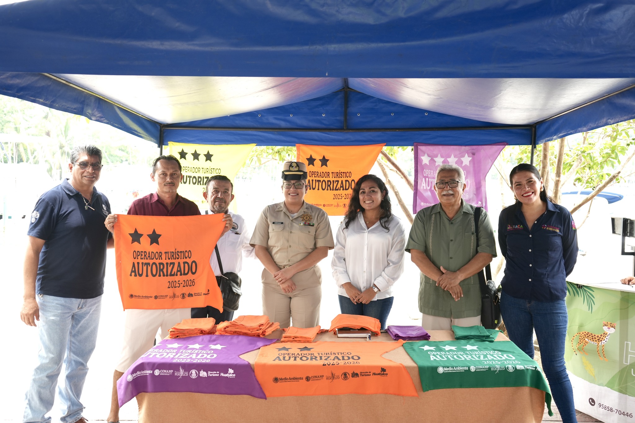 Entrega de banderines a prestadores náuticos en Huatulco