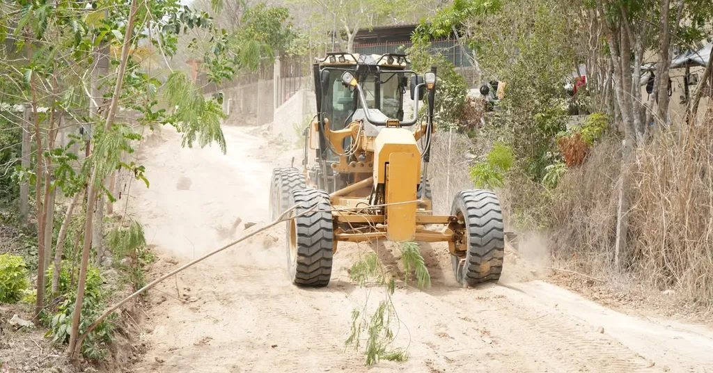 Rehabilitación vial en ruta rural entre El Arenoso y Copalita