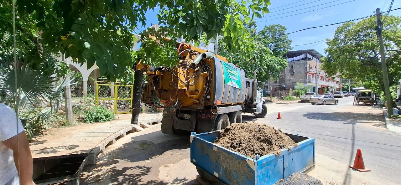 Realizando trabajos de desazolve en el Sector H de la Crucecita y Santa Cruz Huatulco