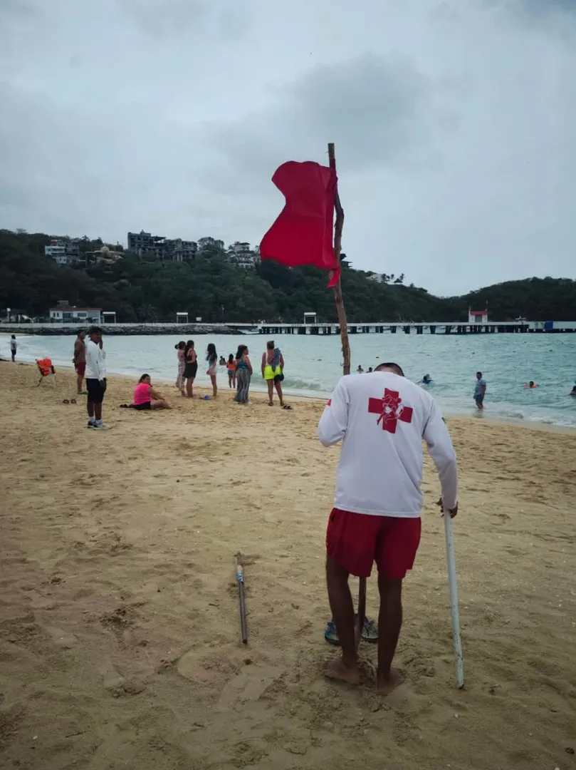 PRECAUCIÓN POR OLEAJE ELEVADO EN PLAYAS DE HUATULCO