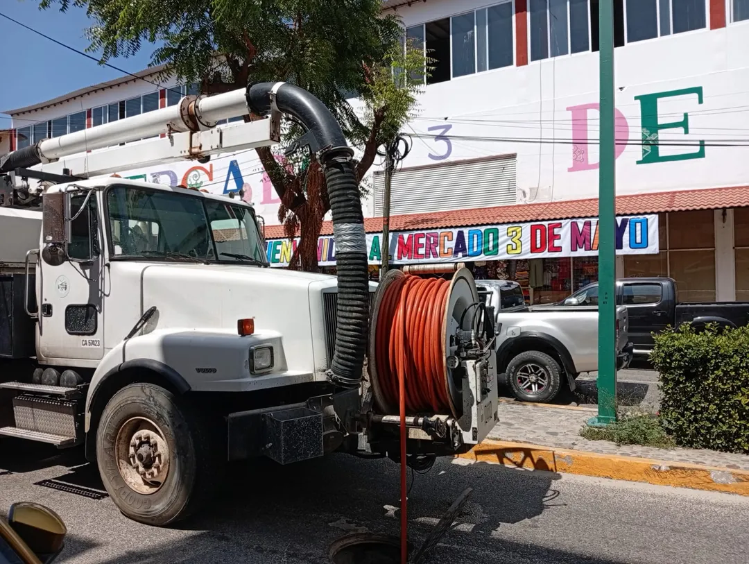 Drainage Unclogging Works Continue in Santa Cruz Huatulco
